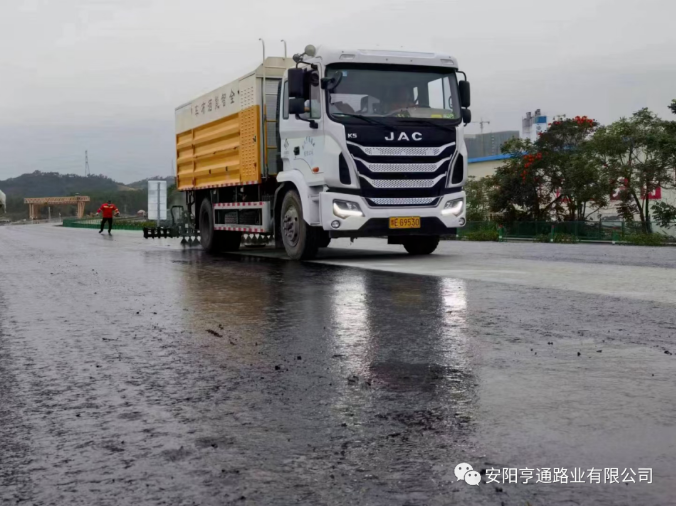 祝賀我司深汕西項目透層、封層試驗段圓 滿成功